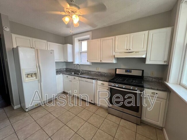 Building Photo - 5072 Lindenwood Ave