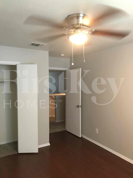 Building Photo - 10631 S Shaenridge