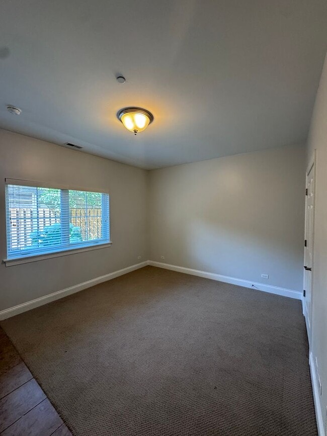 Building Photo - 2 Bed 2.5 Bath In Oak Park Available!
