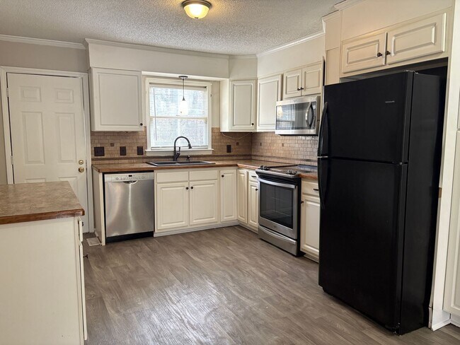 Building Photo - 3 Bedroom, 2 Bathroom House in High Point!