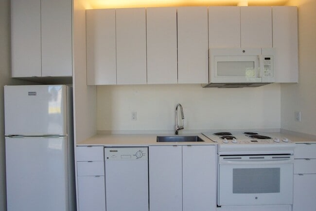 Building Photo - Modern 2-Bedroom w/Washer & Dryer Ready Late March!
