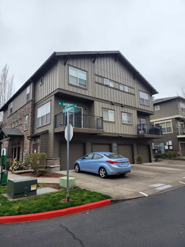 Building Photo - Short Term Lease Available / Beautiful Townhouse in Beaverton by Max Station!