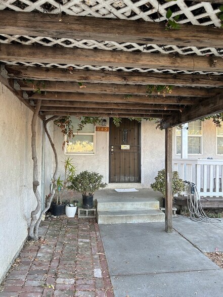 Building Photo - 145 Poinsettia Ave