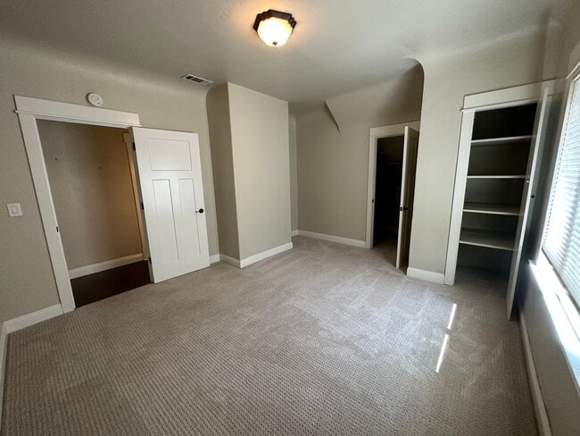 Building Photo - Beautifully Renovated 5 Bedroom Midtown Home