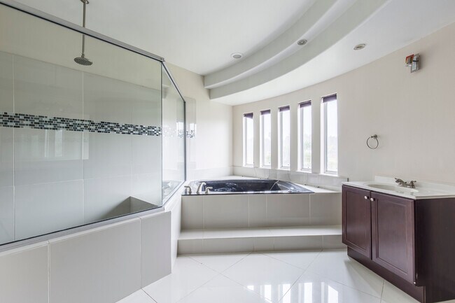 Building Photo - 2314 E 25th St