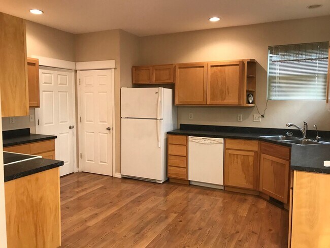 Building Photo - Beautiful 3 Bedroom 2 Bathroom House  **2 Weeks Free Rent**