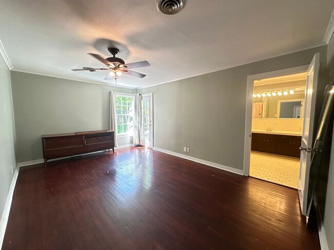 Building Photo - Spacious 2 Bedroom