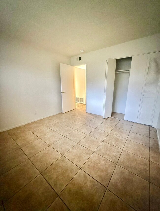 Building Photo - 4479 La Cresta Way