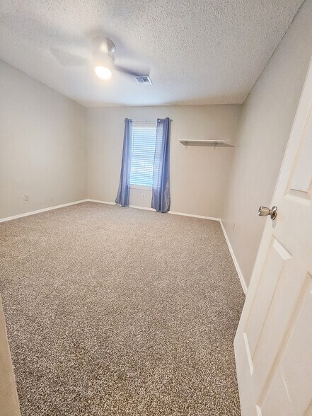 Building Photo - 2513 NW Robinhood Dr