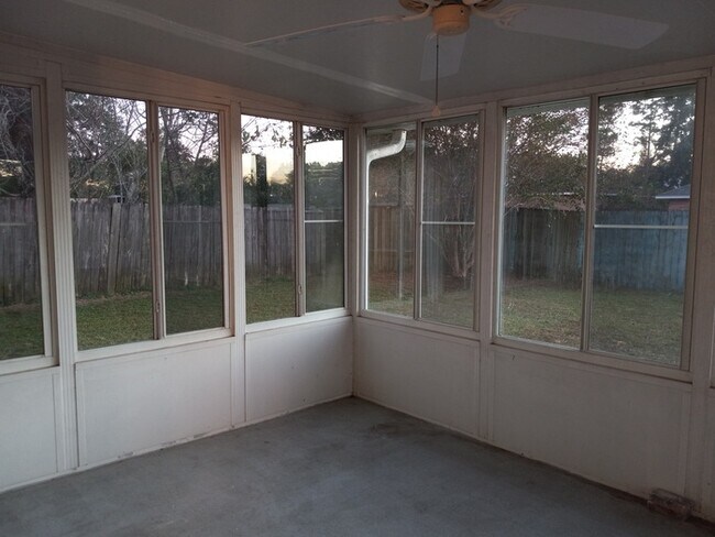 Building Photo - Large 3/2 Family Home that is Conveniently located off Blue Angel PKWY