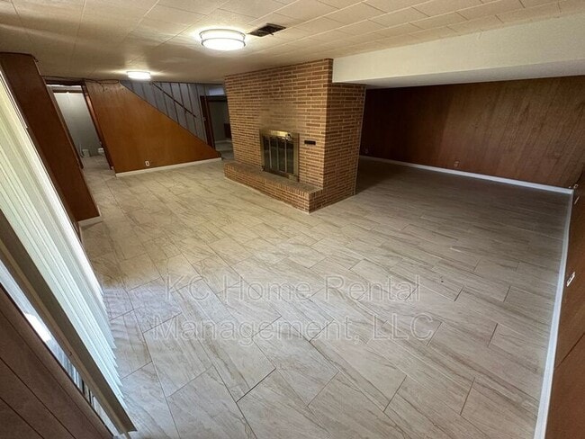 Building Photo - 4901 N Flora Ave