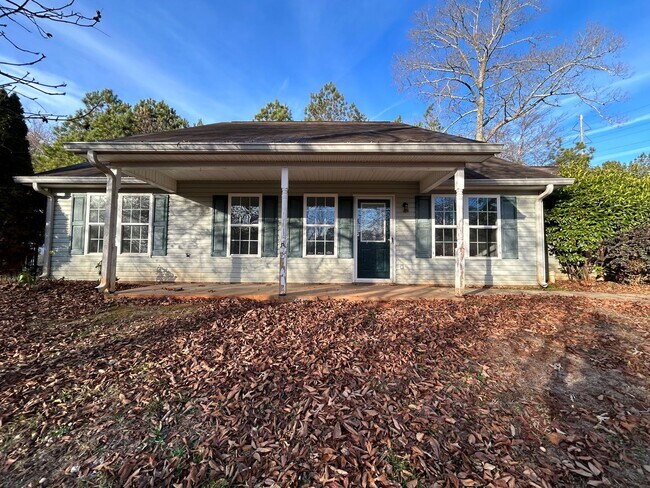 Building Photo - Updated 3/2 House in Silver Creek- $1,495