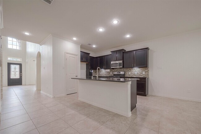 Building Photo - 2261 Oak Cir Dr N