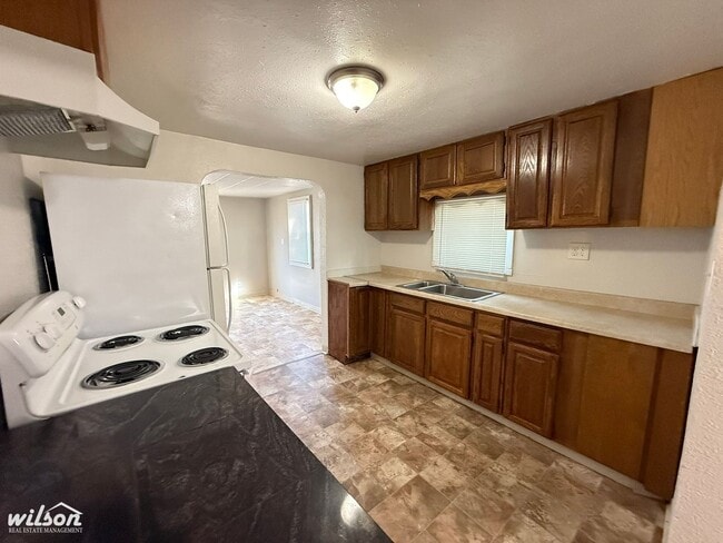Building Photo - Spacious Home with Yard and Close to Shopp...