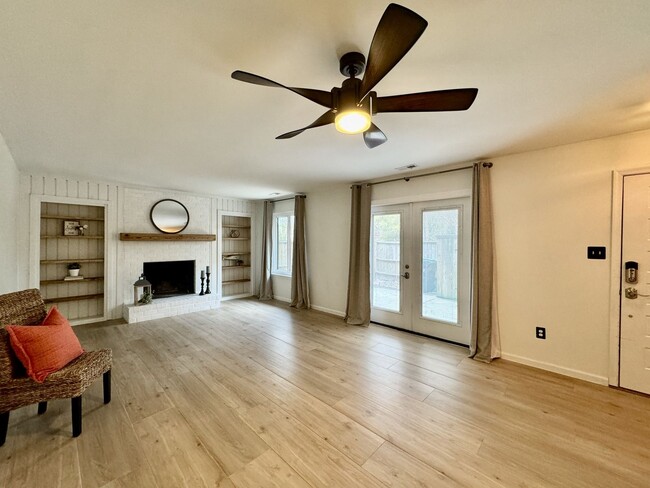 Building Photo - READY 06-11-26!! Fantastic Condo By The Beach! Fenced Patio - All Appliances - Community Pool!