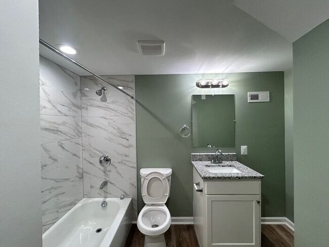 Building Photo - 3 Bedroom Middle River