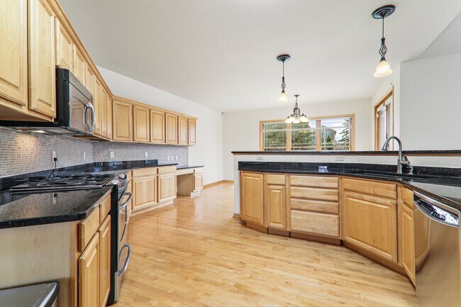 Building Photo - 9621 Shadow Wood Dr