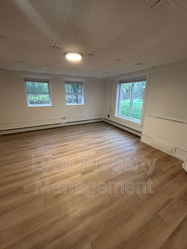 Building Photo - 1495 Ten Rod Rd