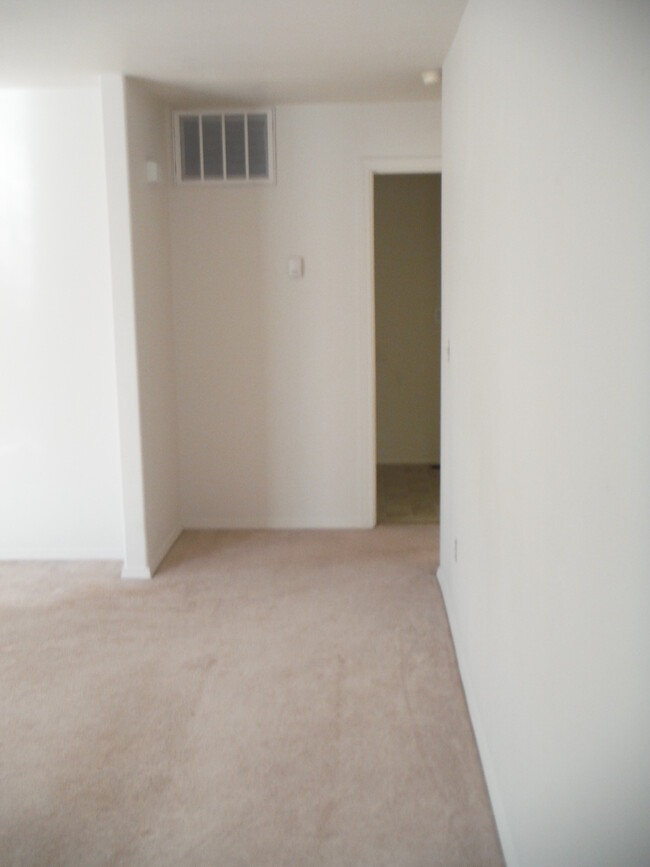 Building Photo - Lovely 3 Bedroom Apartment- Close to Schoo...