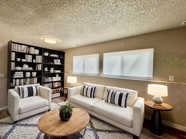 Building Photo - Newly Renovated 2 Bedroom/1 Bath! Option of TWO MONTHS FREE RENT!