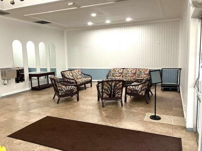 Building Photo - 317 Lake Evelyn Dr