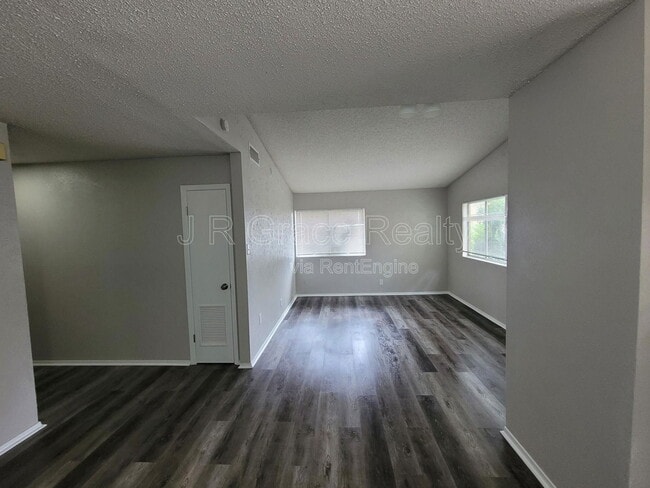 Building Photo - 2225 Charboneau Dr