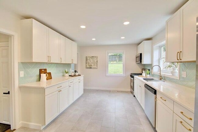 Building Photo - 797 Highland Ave