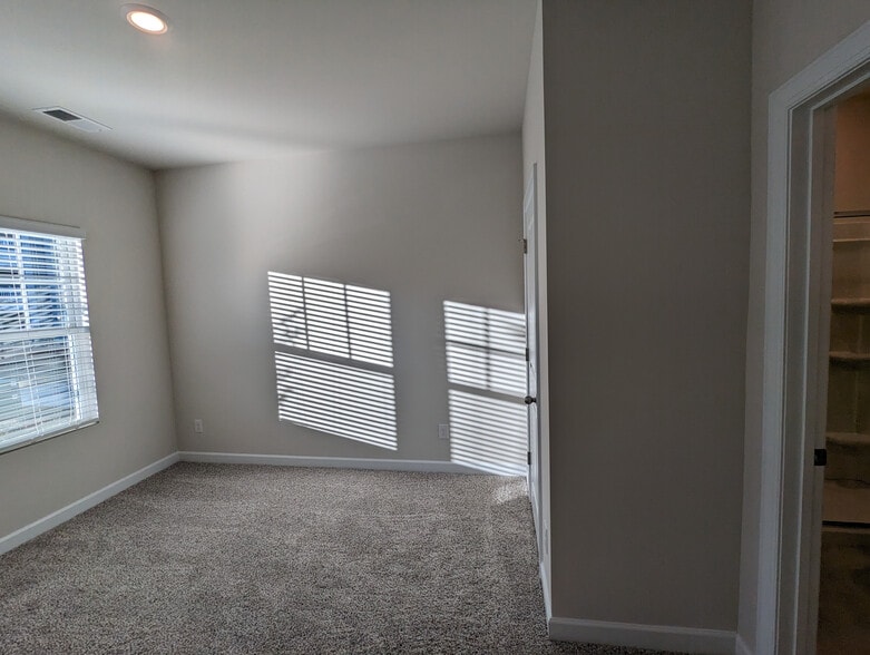 Building Photo - Room in Townhome on Memorial Pkwy