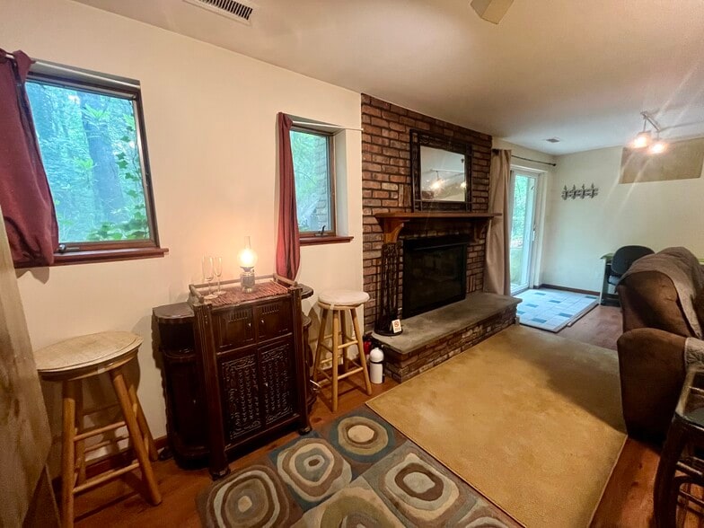 Building Photo - 5 Highland Ln