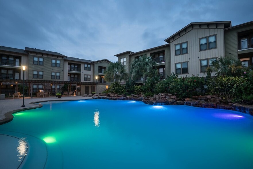 Building Photo - Queenston Manor