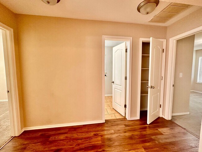 Building Photo - Newer 3 Bedroom off I-240