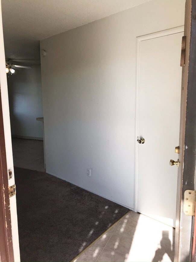 Building Photo - Convenient 2x1 with Parking- dog friendly!