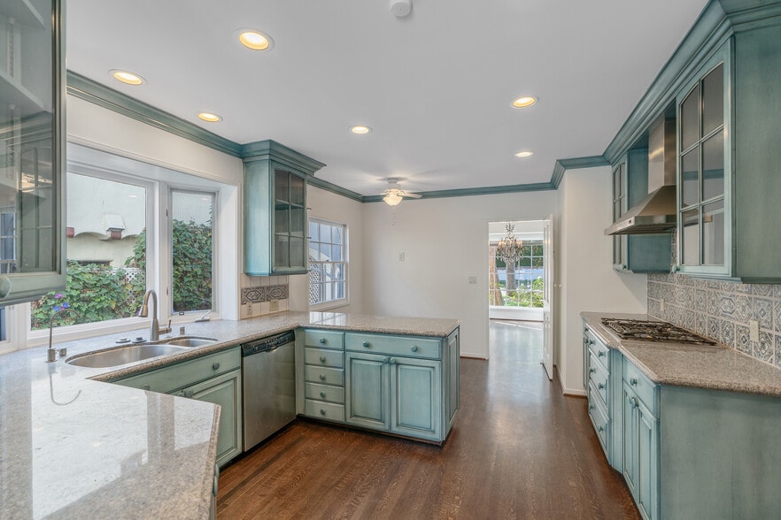 Building Photo - 1604 Pandora Ave