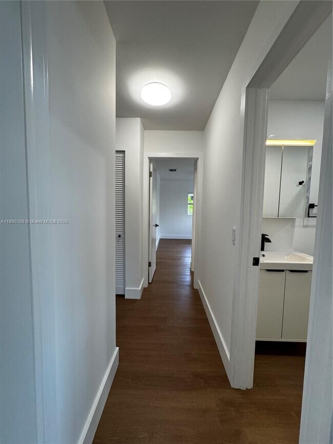 Building Photo - 1460 SW 24th Ct