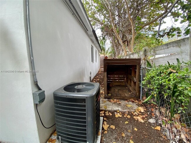 Building Photo - 1933 SW 17th Ct