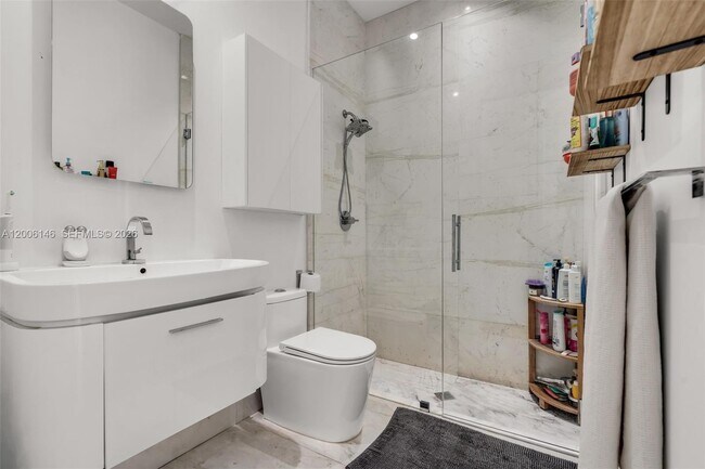 Building Photo - 230 W McIntyre St