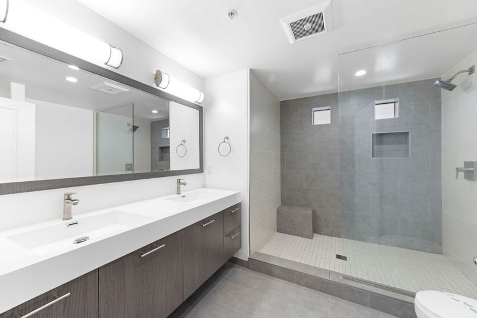 Building Photo - Modern 3 Bed, 2 Bath Condo for Lease – 1,320 Sq Ft – Prime Sherman Oaks Location