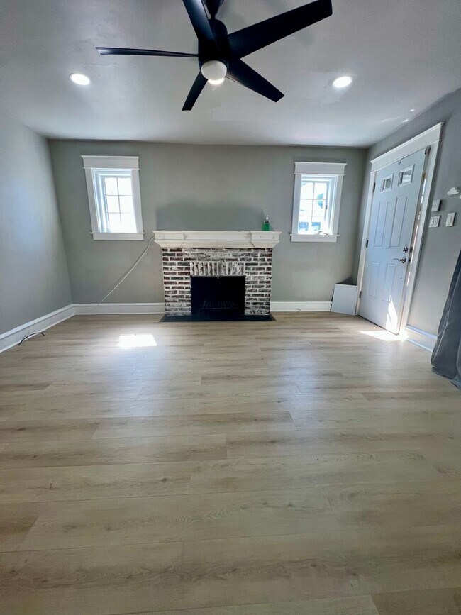 Building Photo - Gorgeous 3-Bedroom Townhome in Parkside! Available NOW!