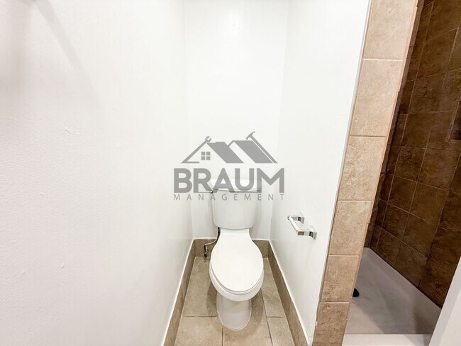 Building Photo - 6041 Whitsett Ave