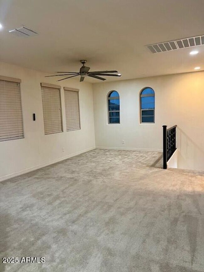 Building Photo - Gorgeous 4 bed 3.5 bath with Pool/Spa and ...