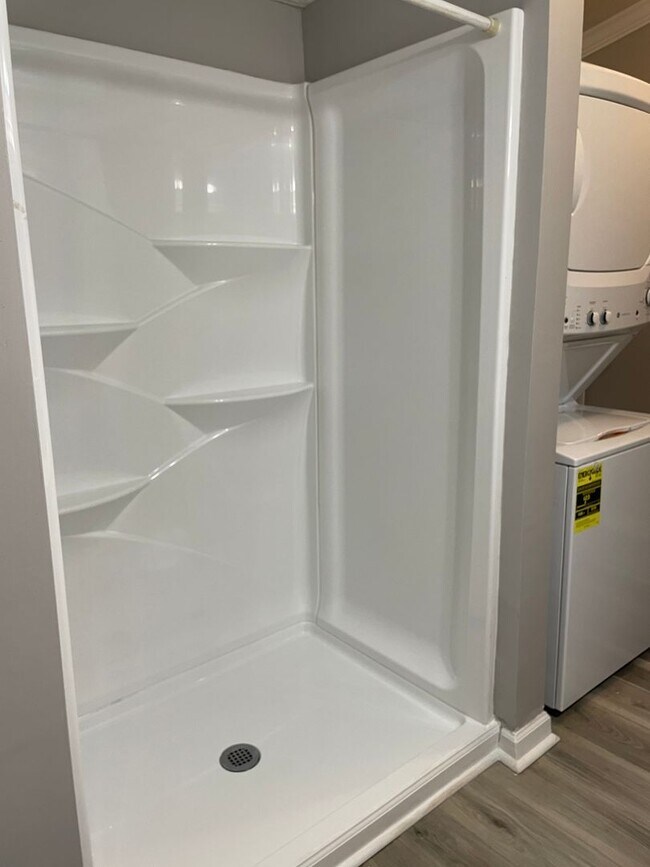 Building Photo - 2 Bedroom Home with Large Backyard Deck