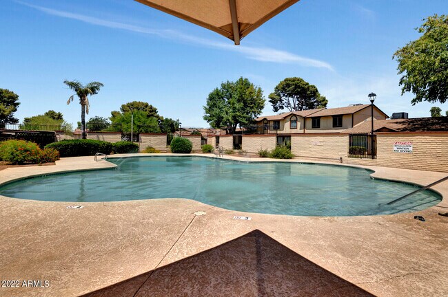 Building Photo - 3012 W Bethany Home Rd