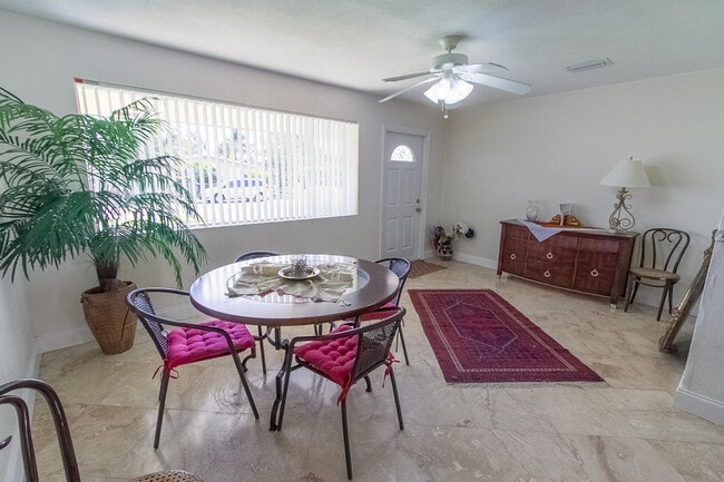 Building Photo - 927 W Royal Palm Rd