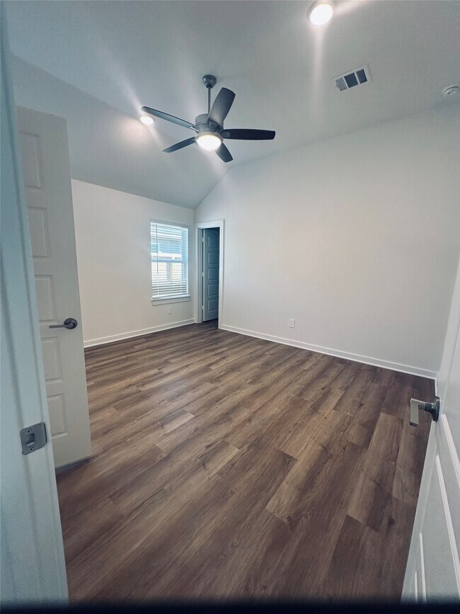 Building Photo - 734 Falling Cave Dr