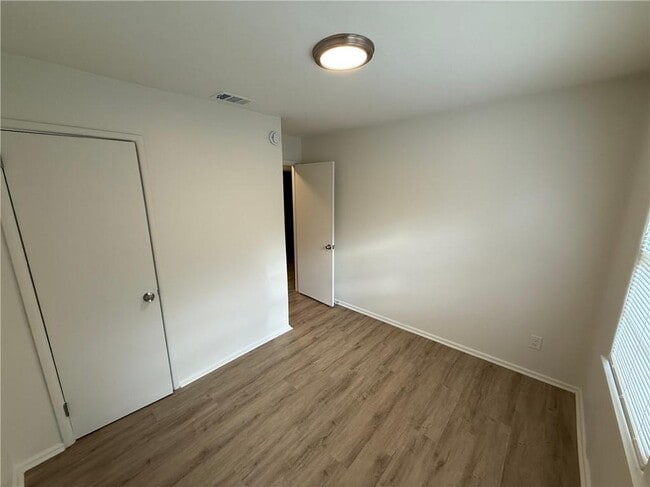 Building Photo - 3127 Latona Dr SW