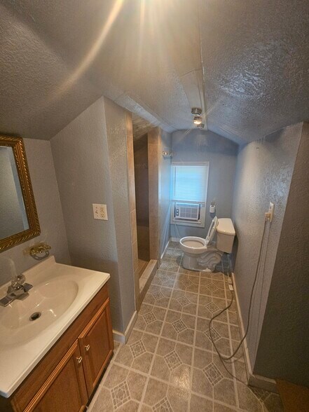 Upstairs bath - 119 Avery St