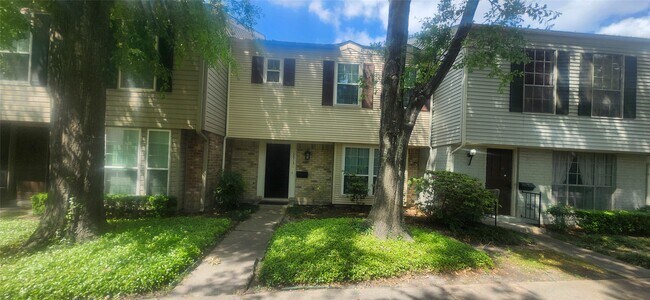 Building Photo - 12913 Trail Hollow Dr