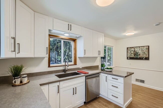 Building Photo - 3 bed/2 ba home in Seattle's Maple Leaf ne...