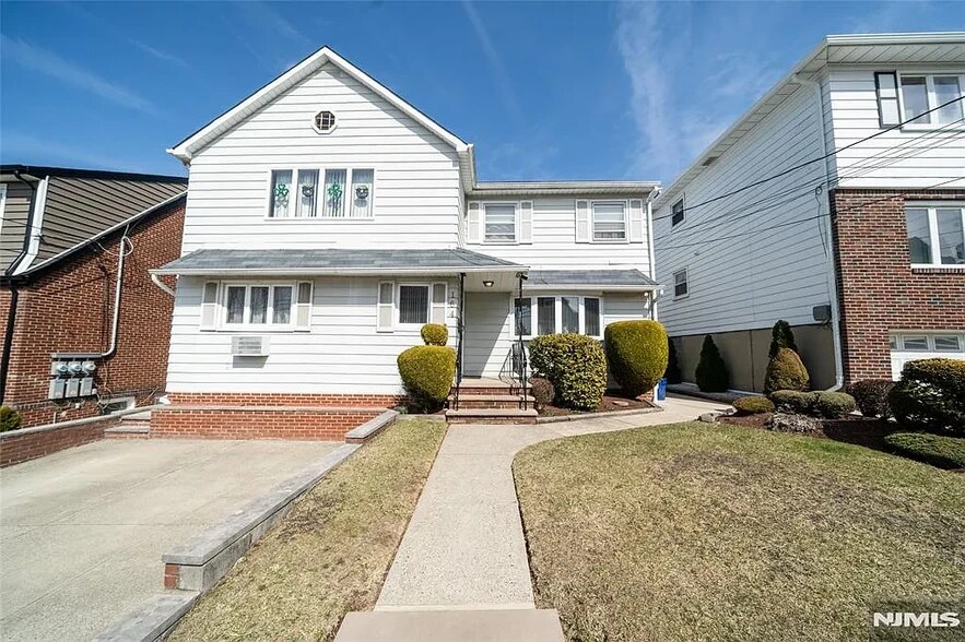 Building Photo - 164 Eagle St