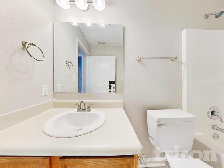 Building Photo - 2490 Lakecrest Dr